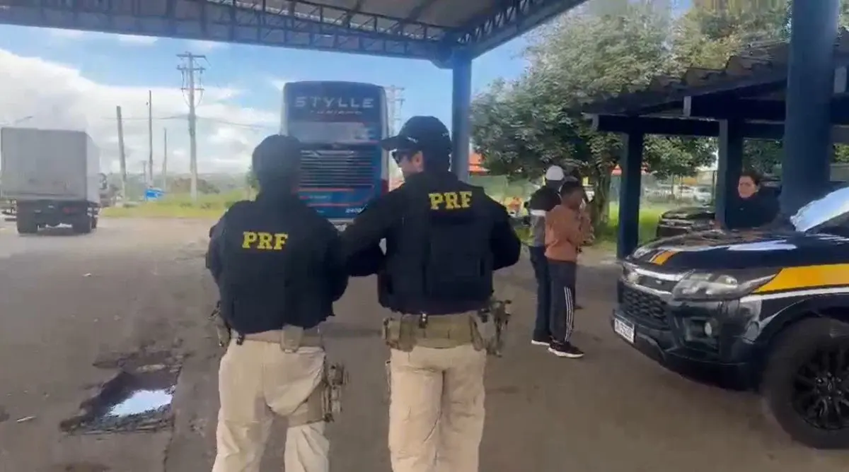 Motorista de ônibus foge e abandona passageiros após apresentar documentação falsa na BR-116, em Feira de Santana
