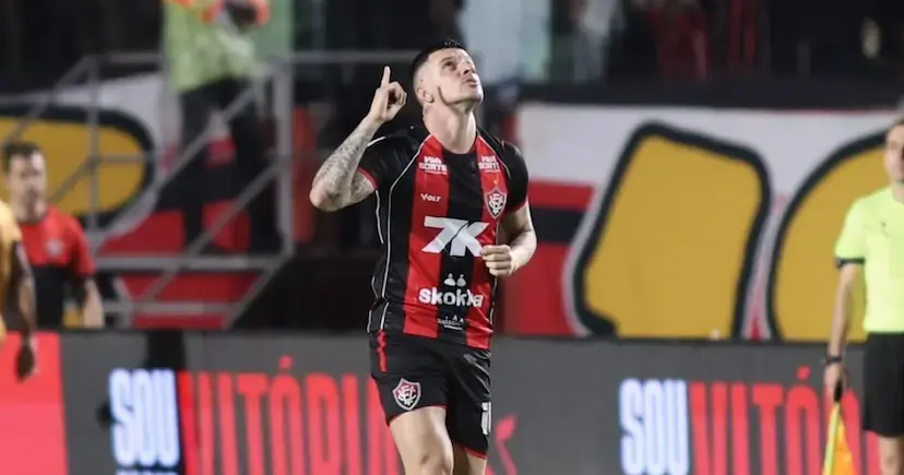Renato Kayzer decide e Vitória vence o Vasco no retorno do Campeonato Brasileiro