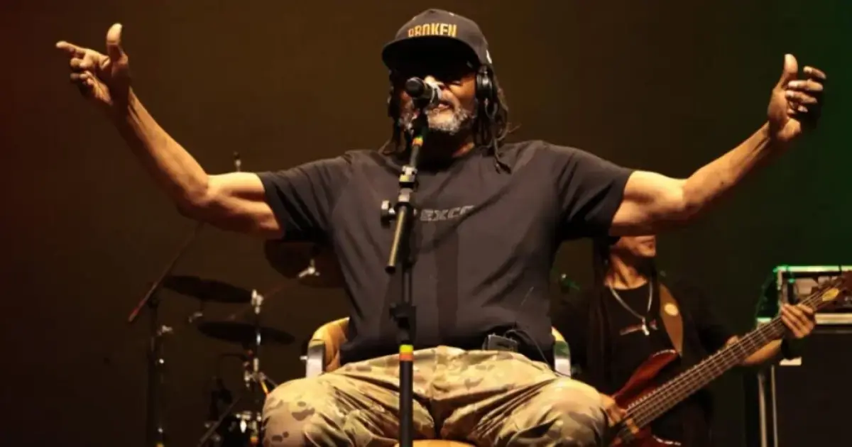 Edson Gomes dá entrada em hospital de Feira de Santana após apresentação em Salvador